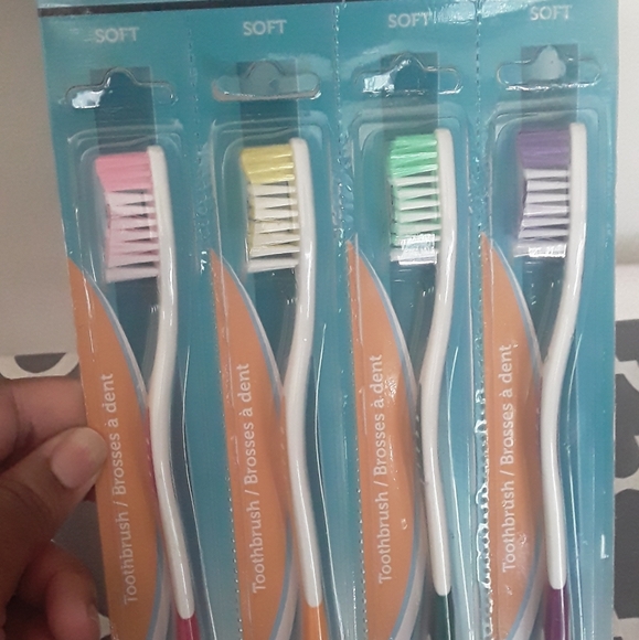 NWOT 4 pack toothbrushes - Picture 1 of 3